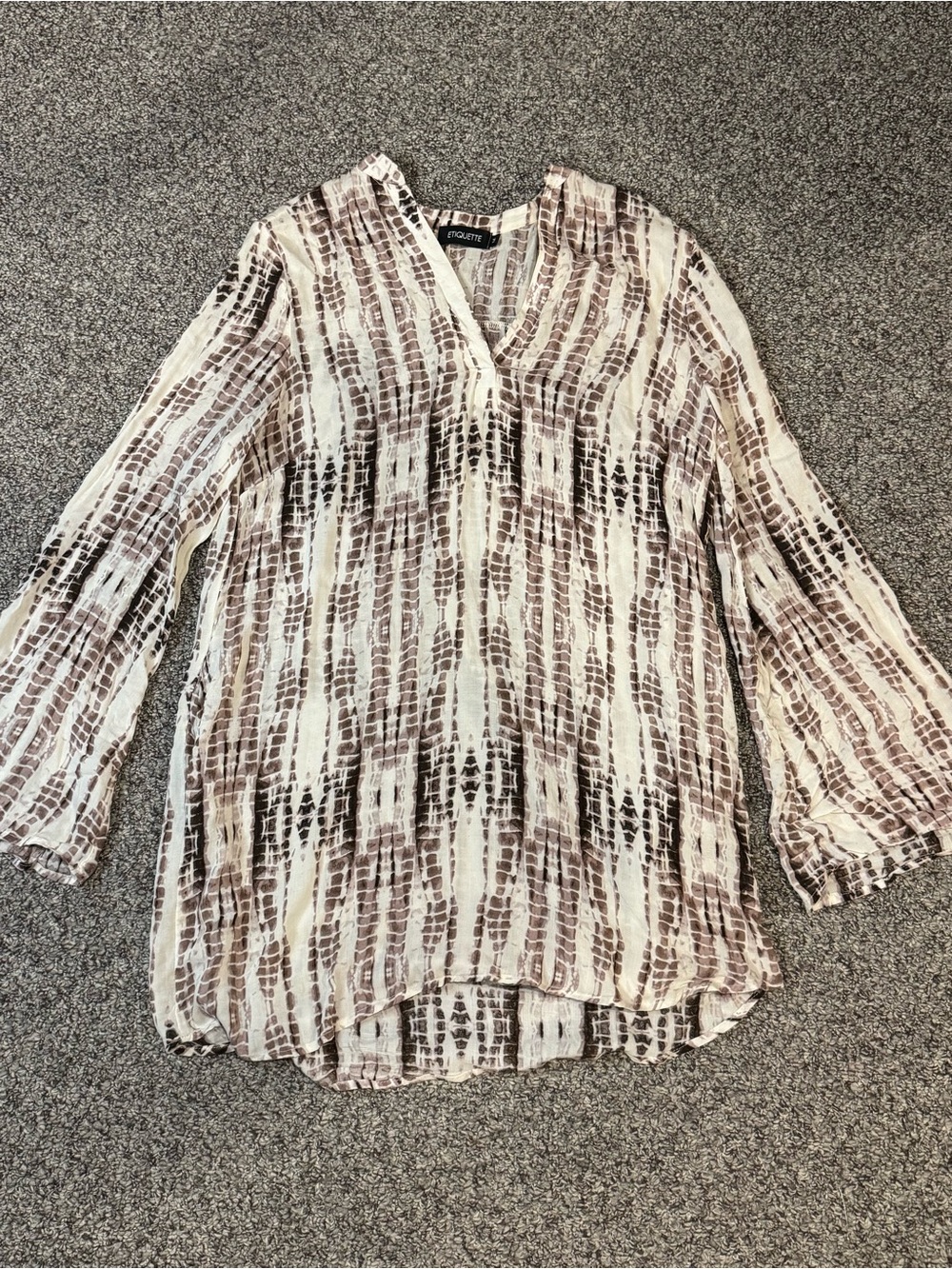 Etiquette Taupe & Cream V-Neck Patterned Blouse - Picture 2 of 7